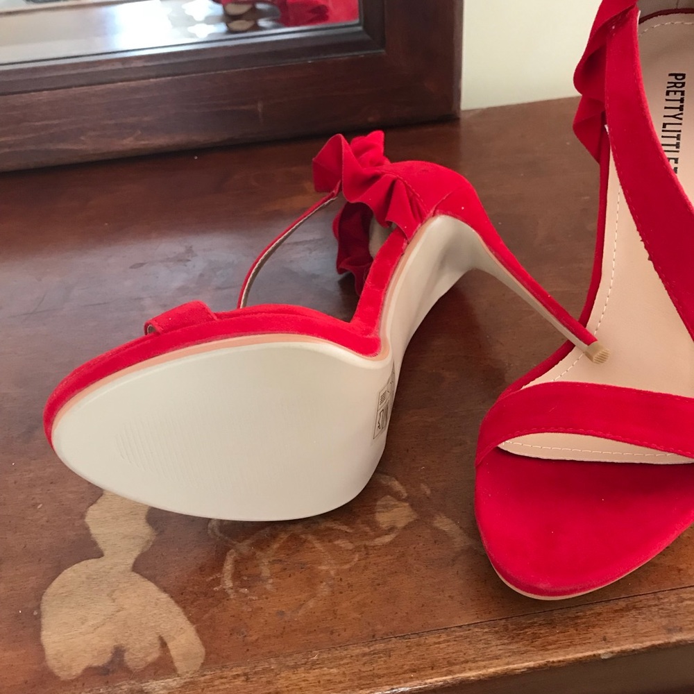 Red velvet ruffle heels 👠 - Picture 3 of 3